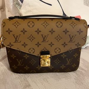 Beautiful Louis Vuitton crossbody hand bag